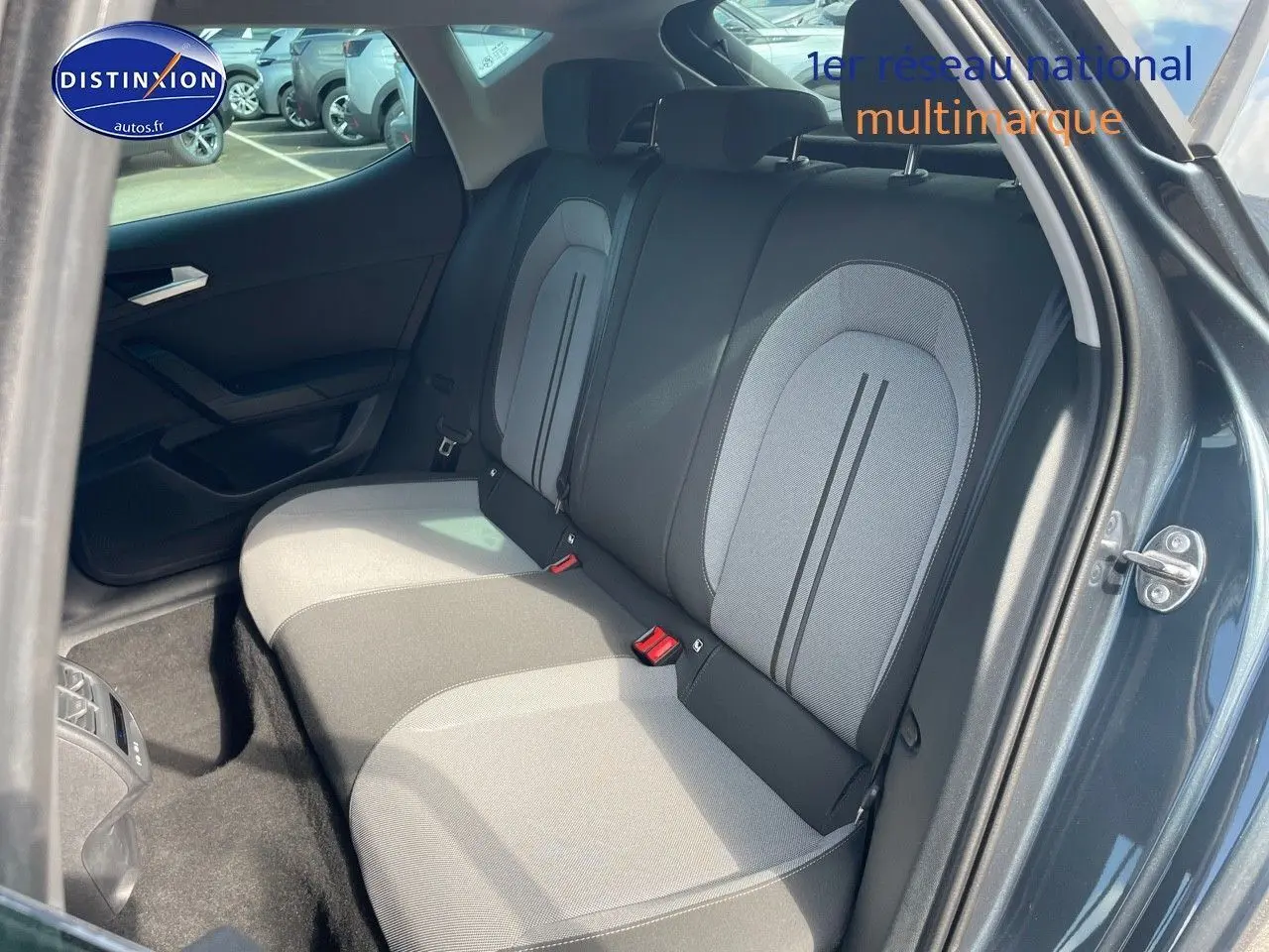 Vue intérieure sur les sièges arrière gris clair et foncé du SEAT LEON IV 2024, porte arrière droite ouverte.