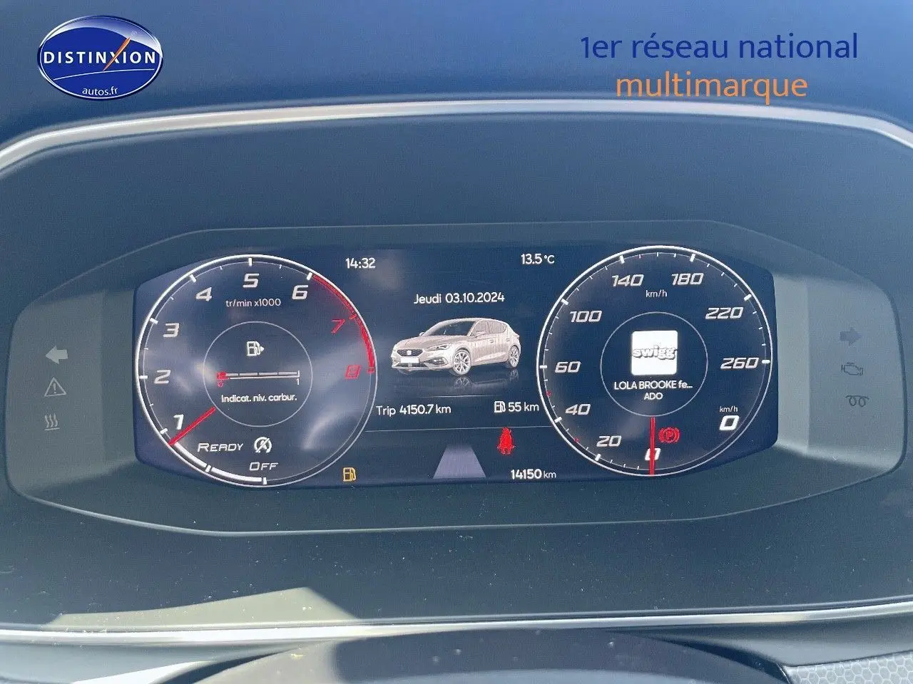 Tableau de bord numérique du SEAT Leon gris magnétique 2024 affichant compte-tours, vitesse et informations de trajet.