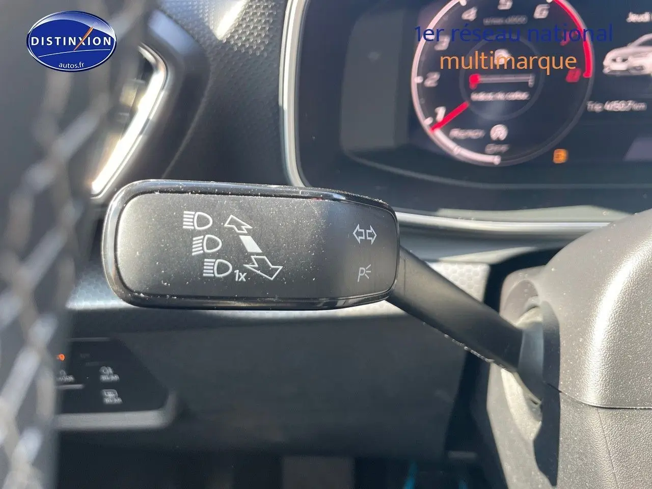 Le commodo de clignotant et feux sur le côté gauche du tableau de bord d'une SEAT Leon gris magnétique 2024.