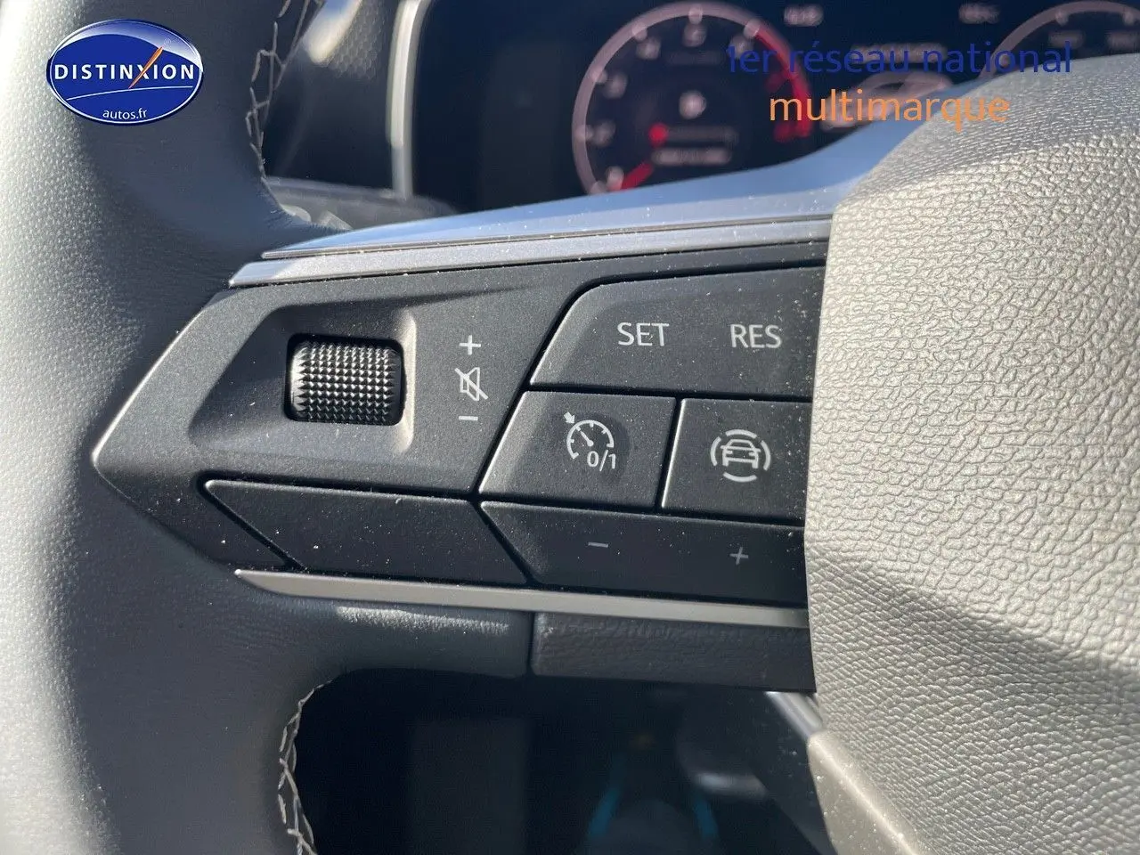 Détail du volant de la SEAT LEON IV gris magnétique, montrant les commandes de régulateur de vitesse et volume sonore.