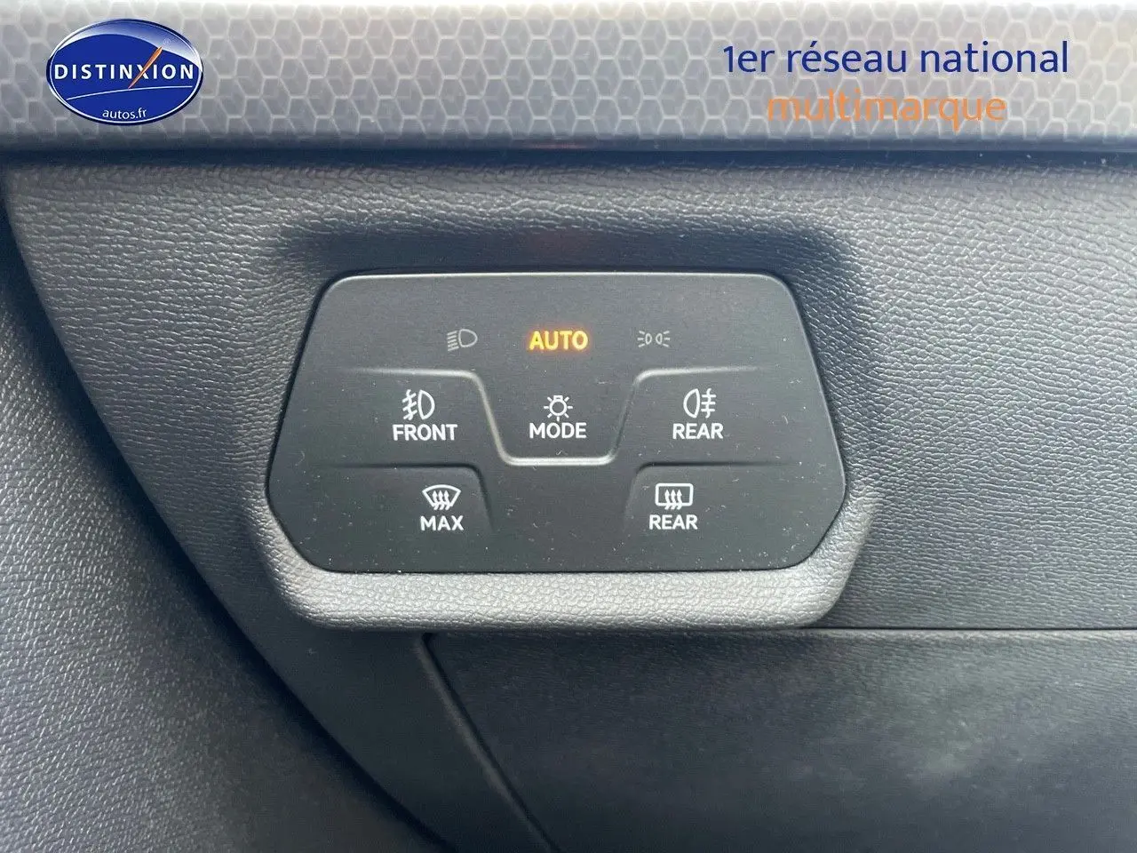 Panneau de commande des feux et dégivrage intérieur d'un SEAT Leon IV gris métallique, vue rapprochée du tableau de bord.