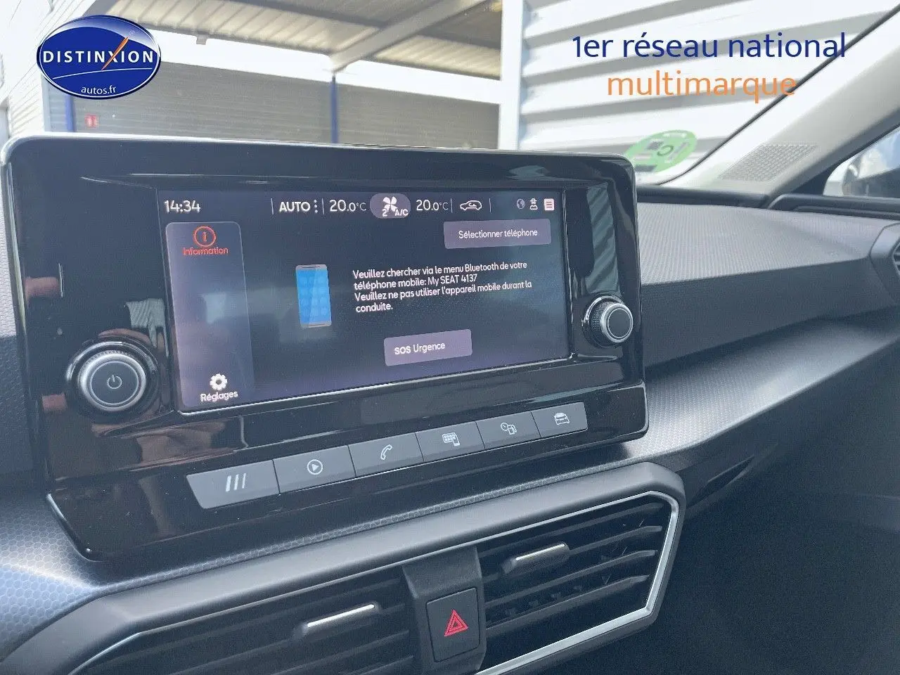Tableau de bord de la SEAT LEON IV 1.5 TSI 130CH STYLE PACK 2024 avec écran tactile et commandes climatisation visibles.