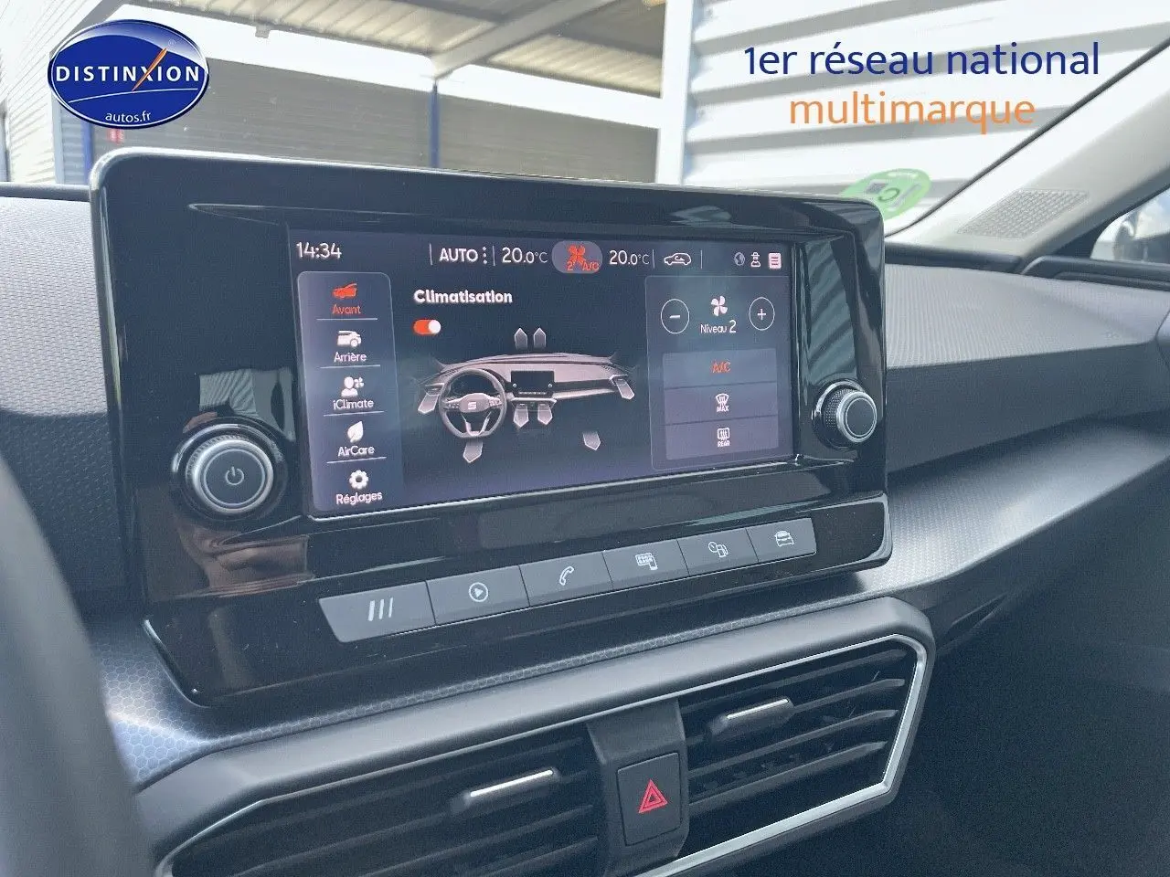 Tableau de bord de la SEAT LEON IV gris magnétique, affichant l'écran tactile de climatisation en intérieur côté passager.