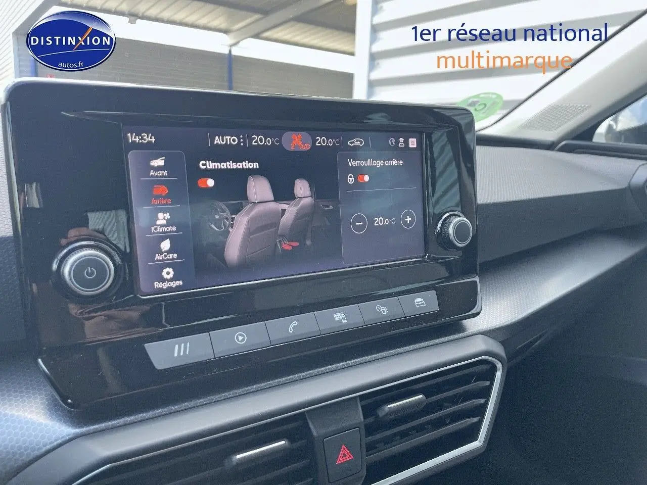 Écran tactile central affichant la climatisation dans l'habitacle d'une SEAT Leon gris magnétique, vue côté passager.