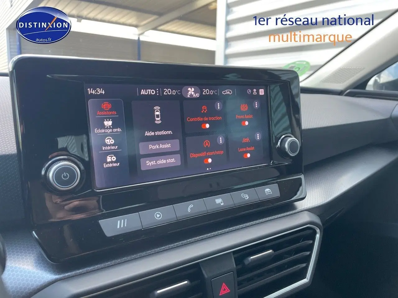 Écran tactile central du tableau de bord d'une SEAT Leon IV gris magnétique, affichant les aides à la conduite.