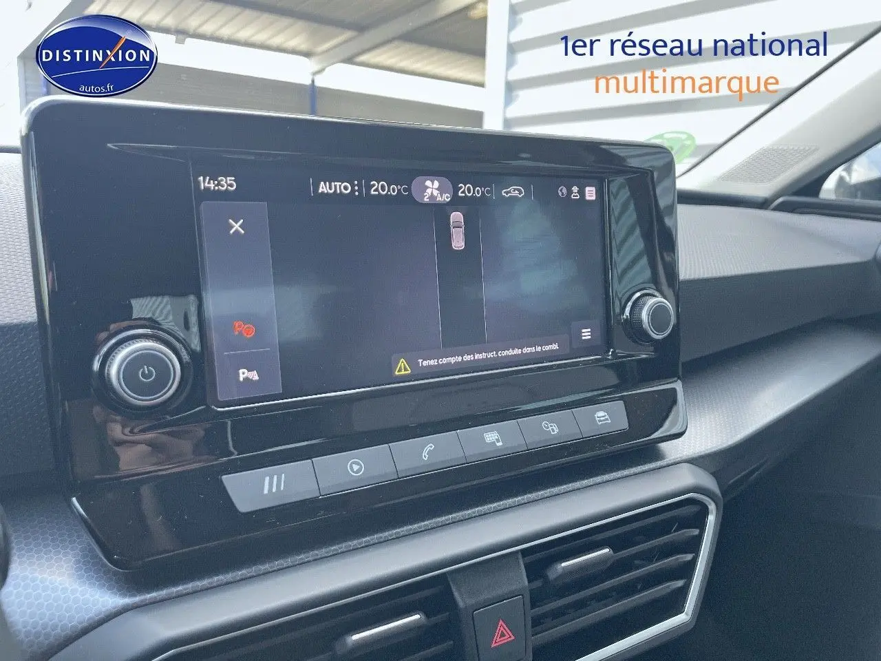 Vue rapprochée de l’écran tactile central du tableau de bord du SEAT Leon gris magnétique 2024, intérieur moderne.