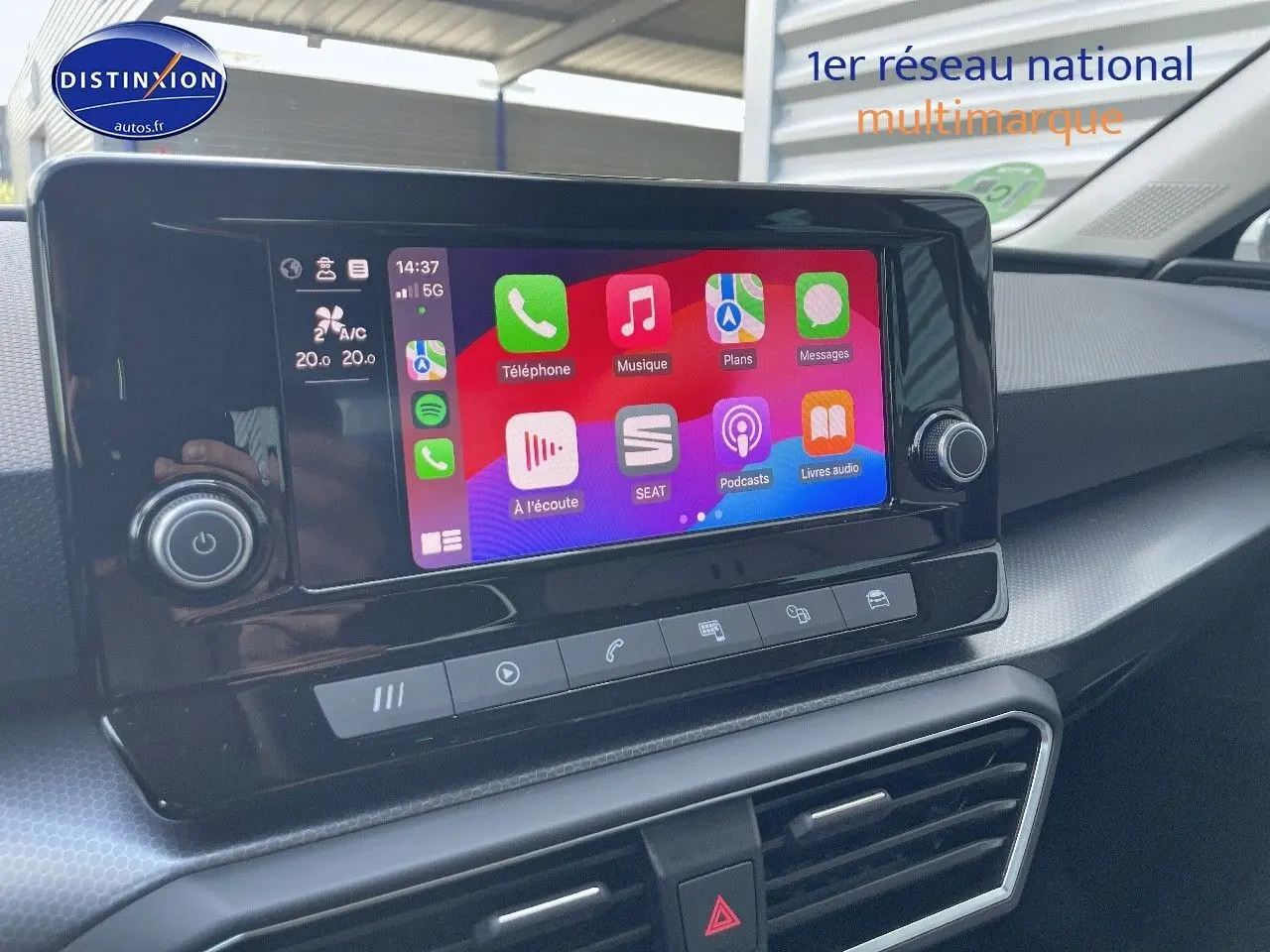 Écran tactile central affichant Apple CarPlay dans l'habitacle moderne d'une SEAT Leon gris magnétique.
