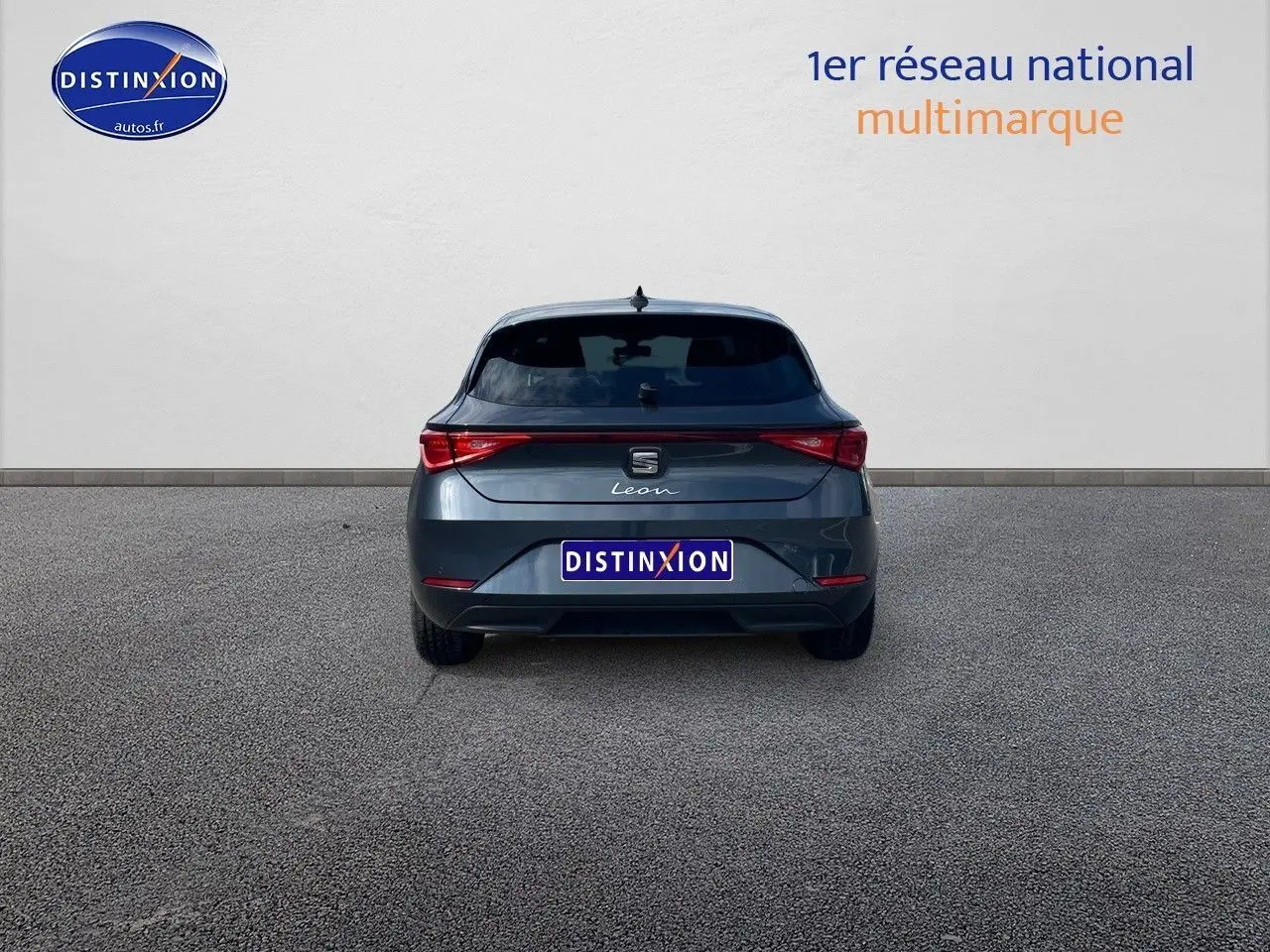 Vue arrière d'une SEAT Leon IV gris magnétique métal 2024 avec feux LED et hayon fermé sur fond neutre.