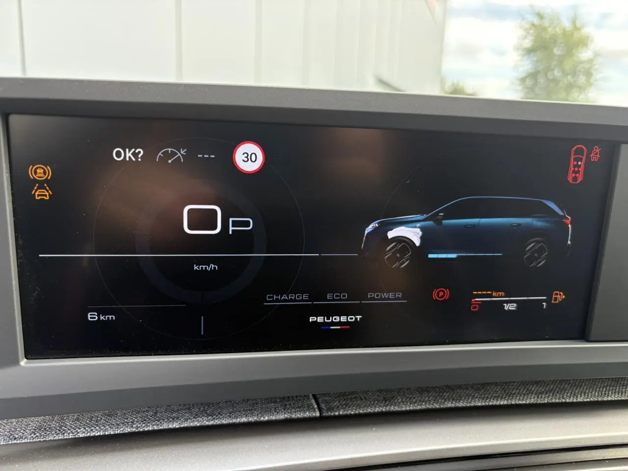 Tableau de bord numérique du Peugeot 5008 Hybrid blanc, affichant la silhouette latérale droite du véhicule.