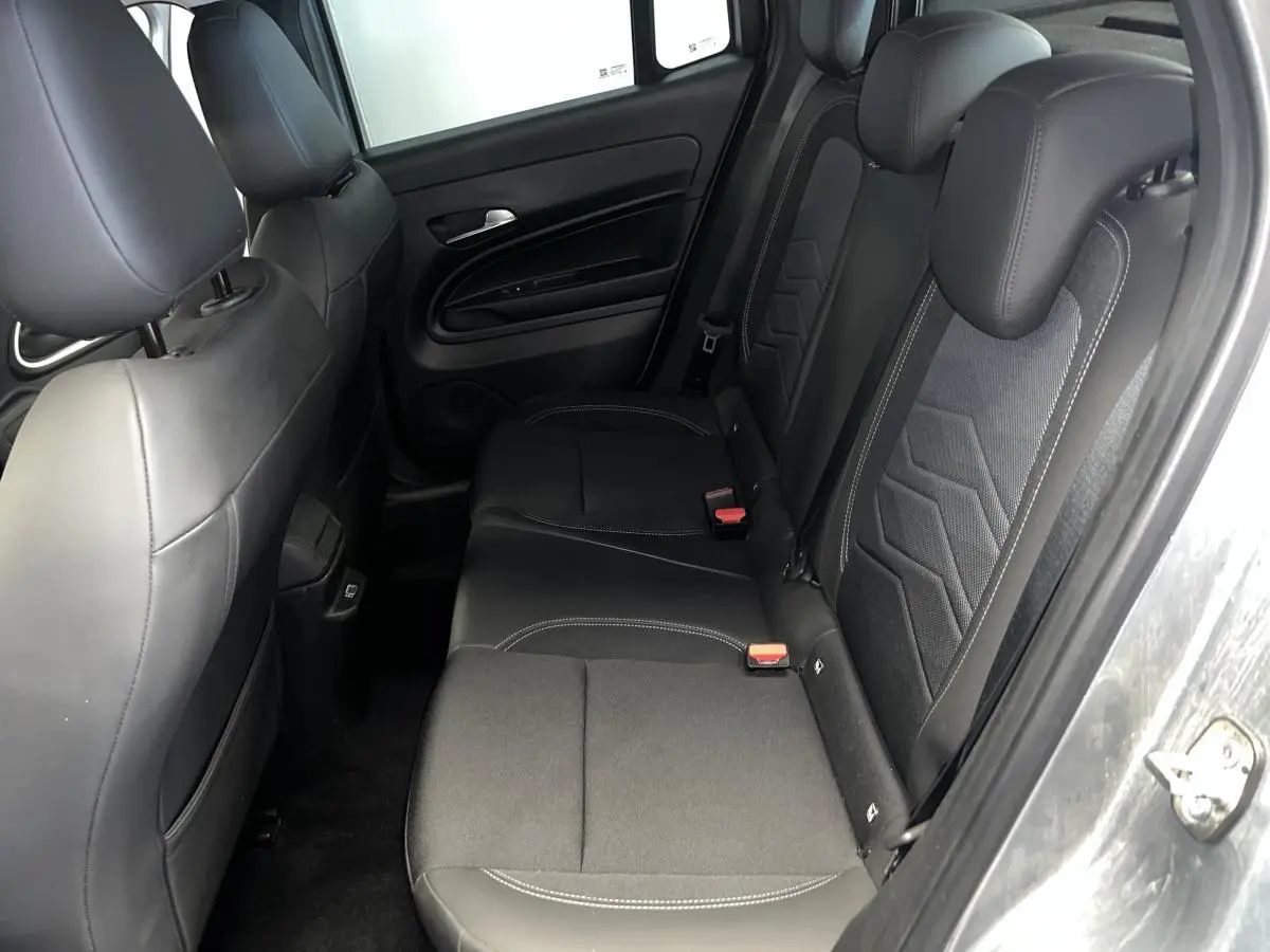 Vue intérieure côté droit sur la banquette arrière mixte tissu et TEP noir du Jeep Avenger 2024 gris.