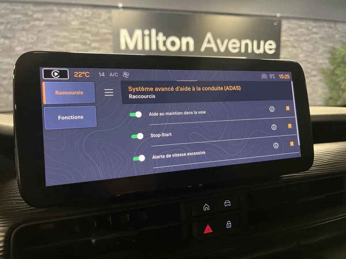 Écran tactile central du Jeep Avenger 2024 affichant les options d'aide à la conduite dans un intérieur moderne.