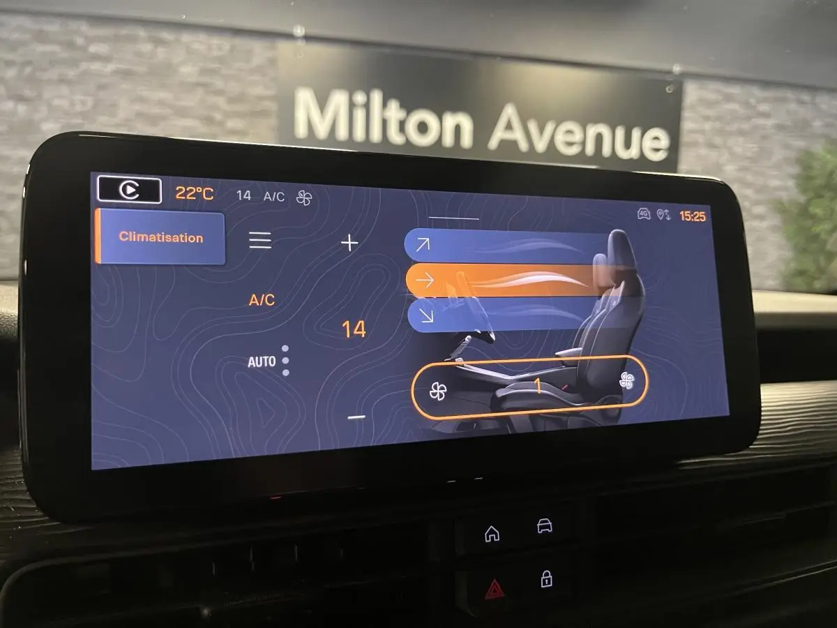 Écran tactile Uconnect 10,25" affichant la climatisation dans un Jeep Avenger 2024, intérieur noir.