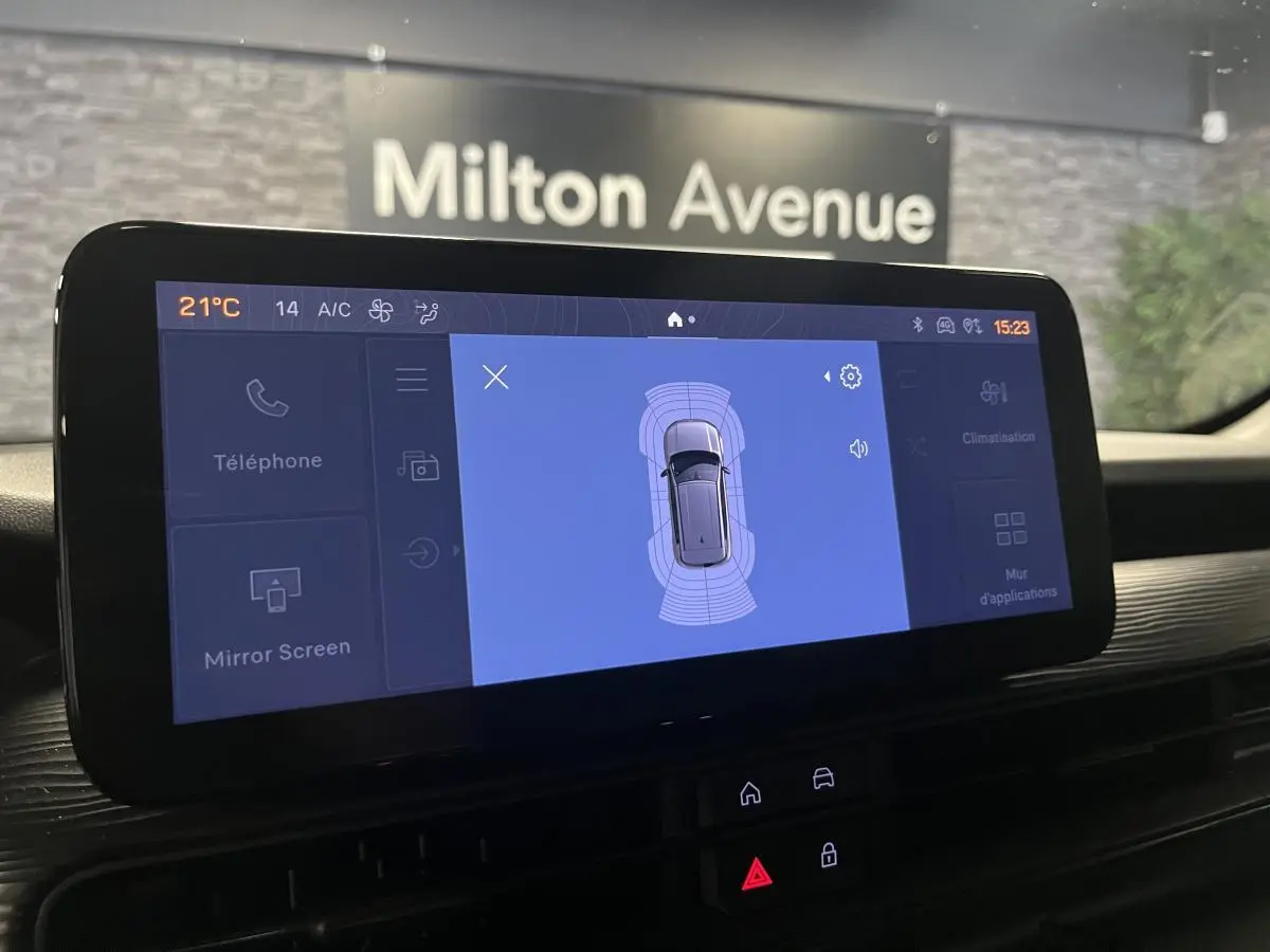 Écran tactile central du Jeep Avenger 2024 affichant l'aide au stationnement avec vue du véhicule gris.