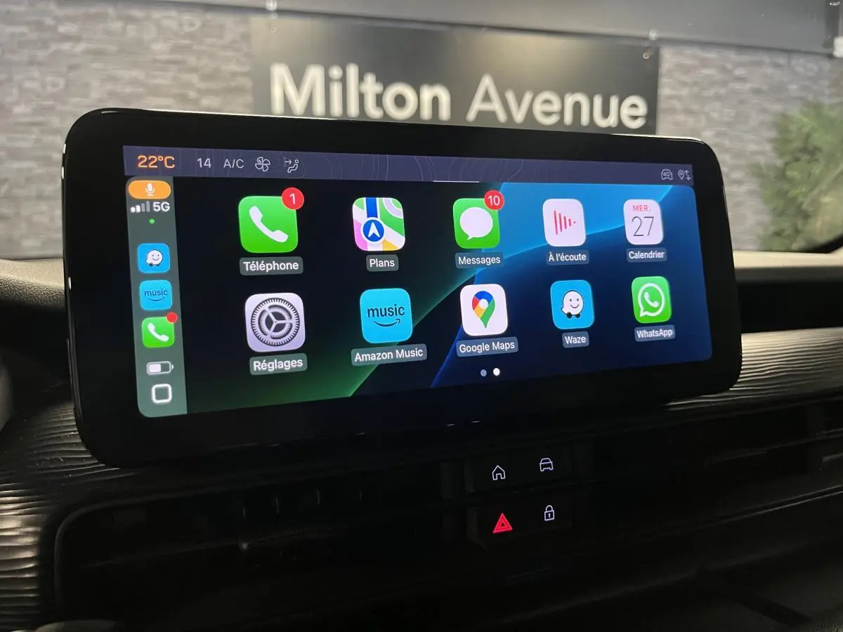 Écran tactile multimédia couleur Uconnect 10,25 pouces du Jeep Avenger 2024 affichant des applications connectées.