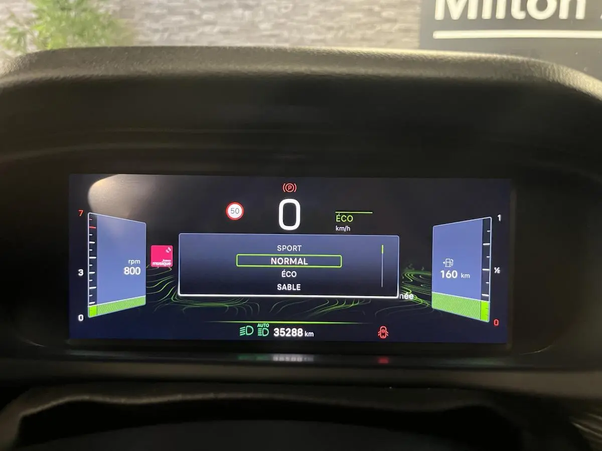 Combiné numérique 10,25 pouces du Jeep Avenger 2024 affichant modes de conduite et compteurs rpm et carburant.