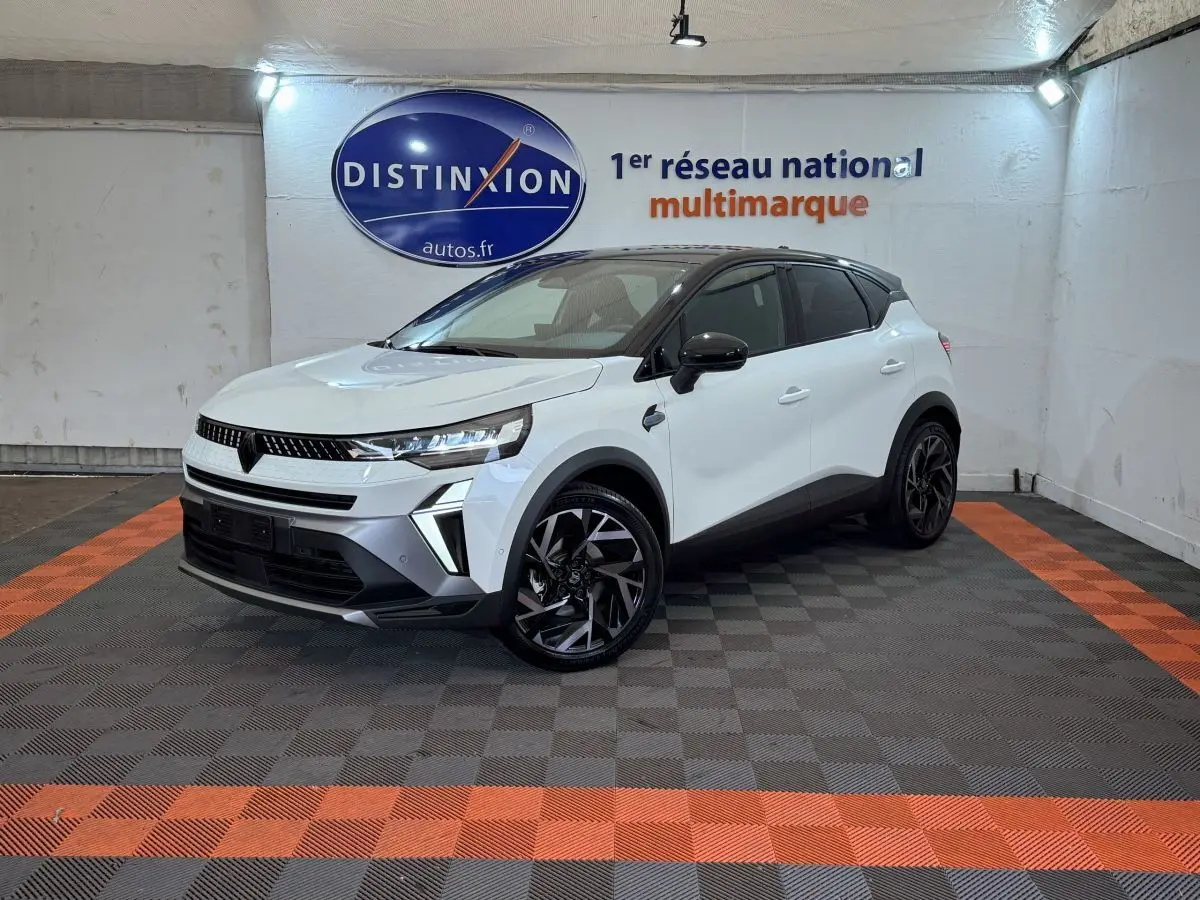 Renault Captur Esprit Alpine E-Tech blanc vu en 3/4 avant droit avec toit noir et jantes noires distinctives.