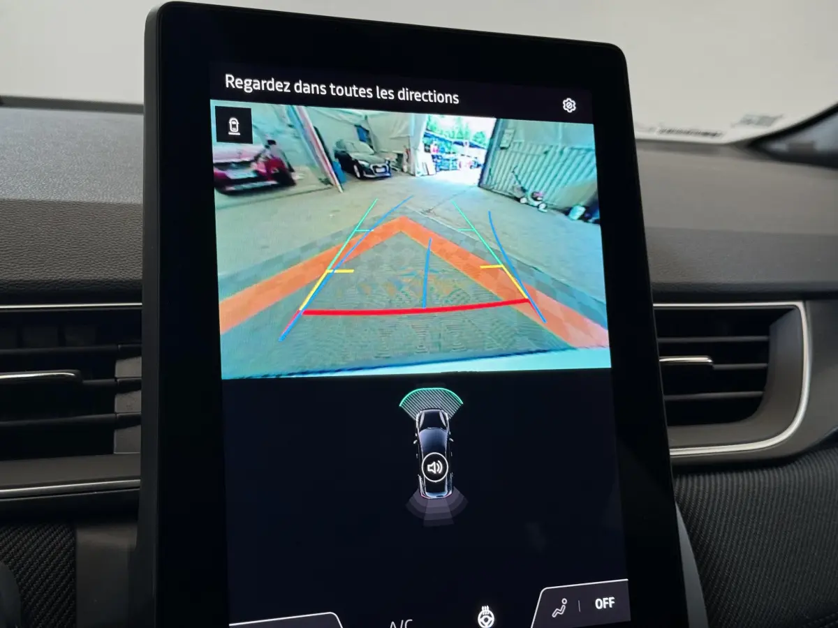 Écran tactile central montrant la caméra de recul avec guidage coloré dans un Renault Captur blanc esprit Alpine E-Tech 2025