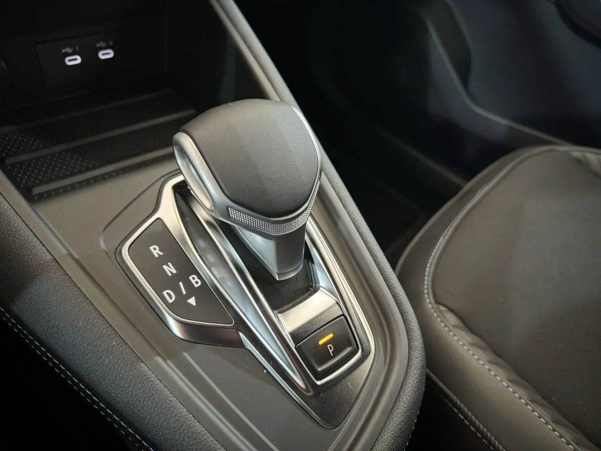 Le levier de vitesse automatique noir du Renault Captur esprit Alpine E-Tech, vue rapprochée de la console centrale.