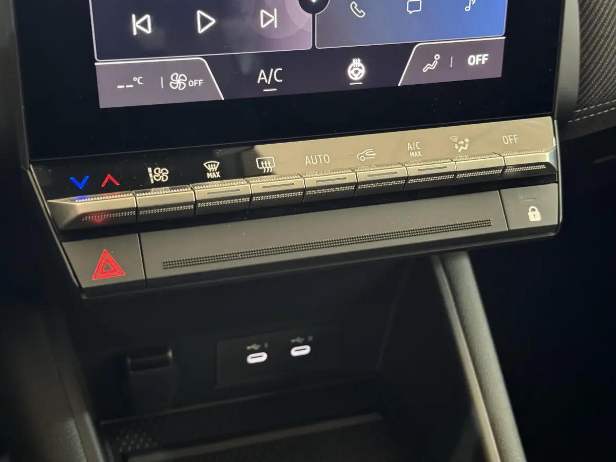 Gros plan sur la console centrale tactile et les commandes climatisation du Renault Captur blanc esprit Alpine E-Tech 2025.