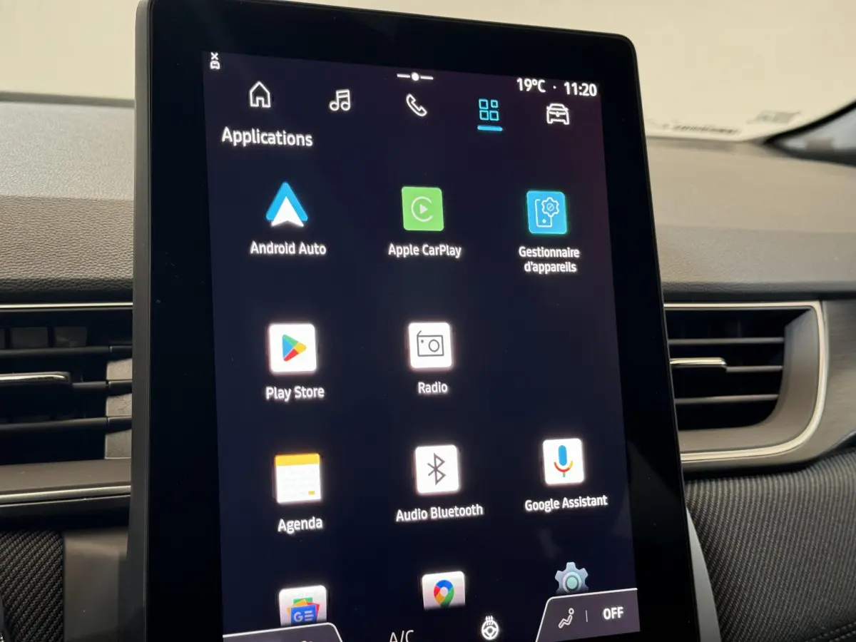 Écran tactile central 10,4 pouces du tableau de bord du Renault Captur blanc esprit Alpine E-Tech 2025, affichant les applications connectées.