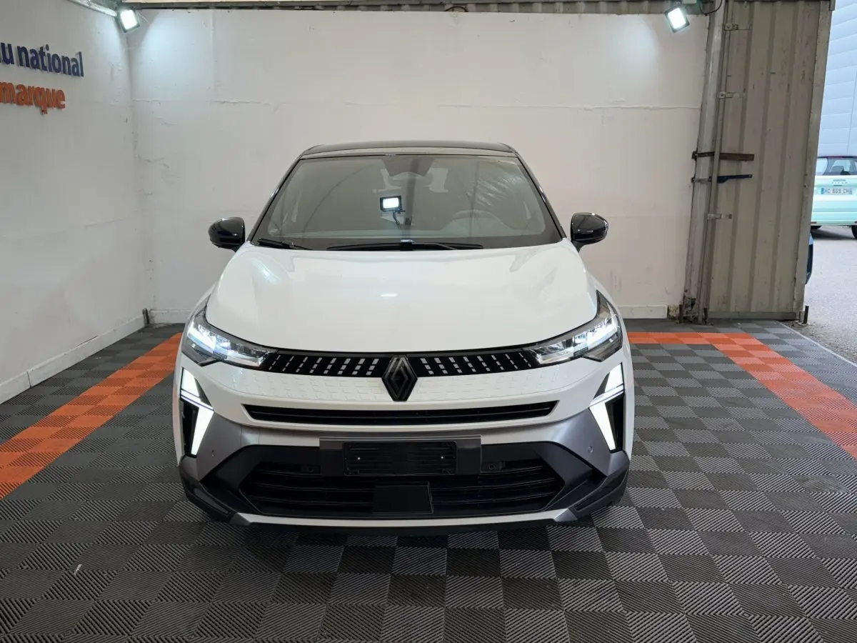 Renault Captur esprit Alpine E-Tech blanc vu de face avec phares LED et calandre noire distinctive.