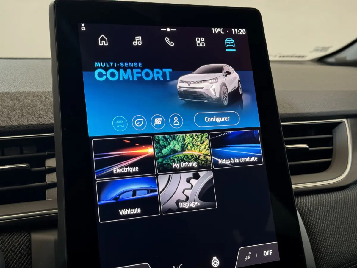 Écran tactile central affichant les modes de conduite du Renault Captur blanc esprit Alpine E-Tech 2025 en intérieur.