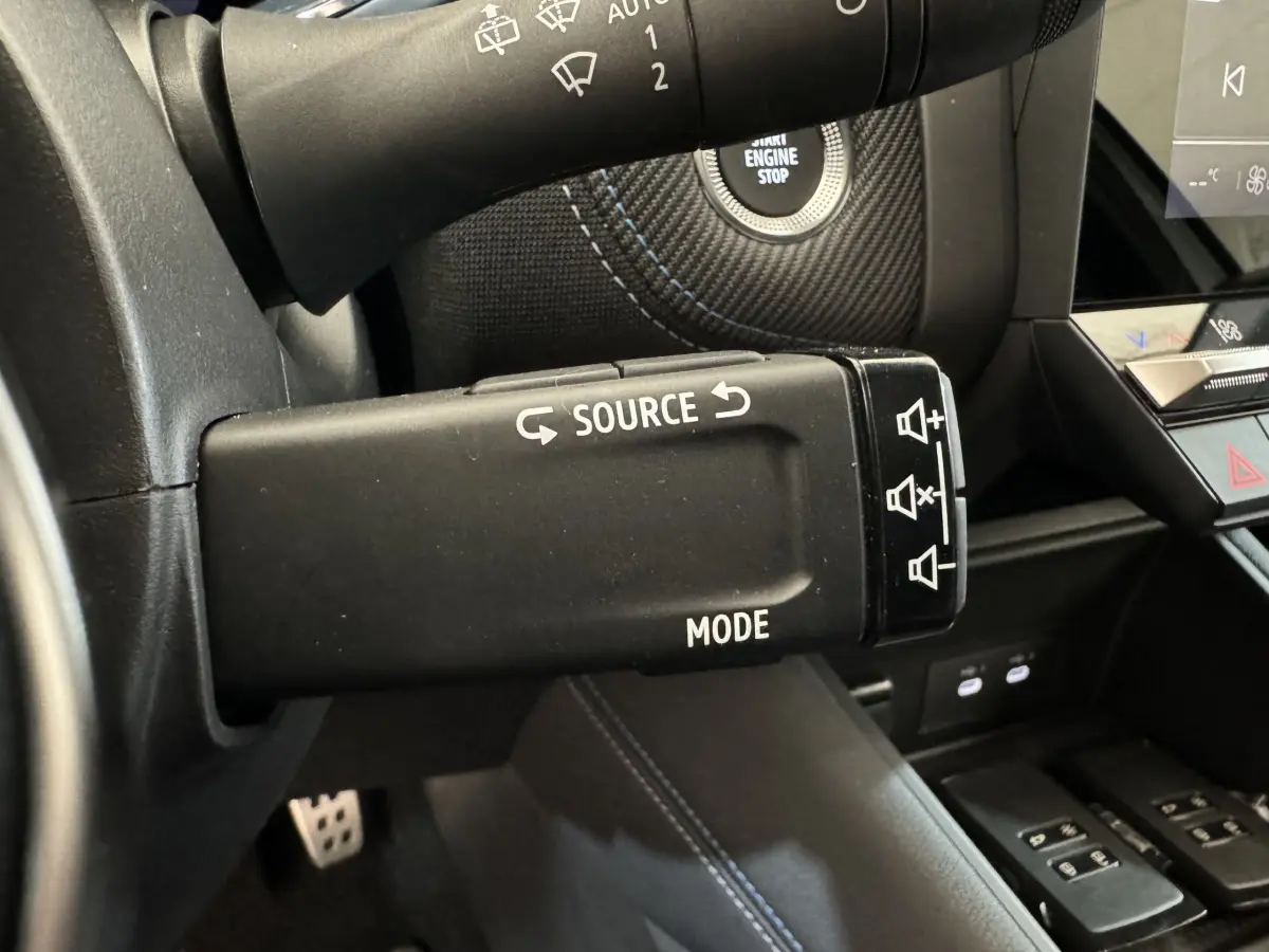 Gros plan sur la commande multifonction noire côté gauche du volant du Renault Captur blanc esprit Alpine E-Tech 2025.