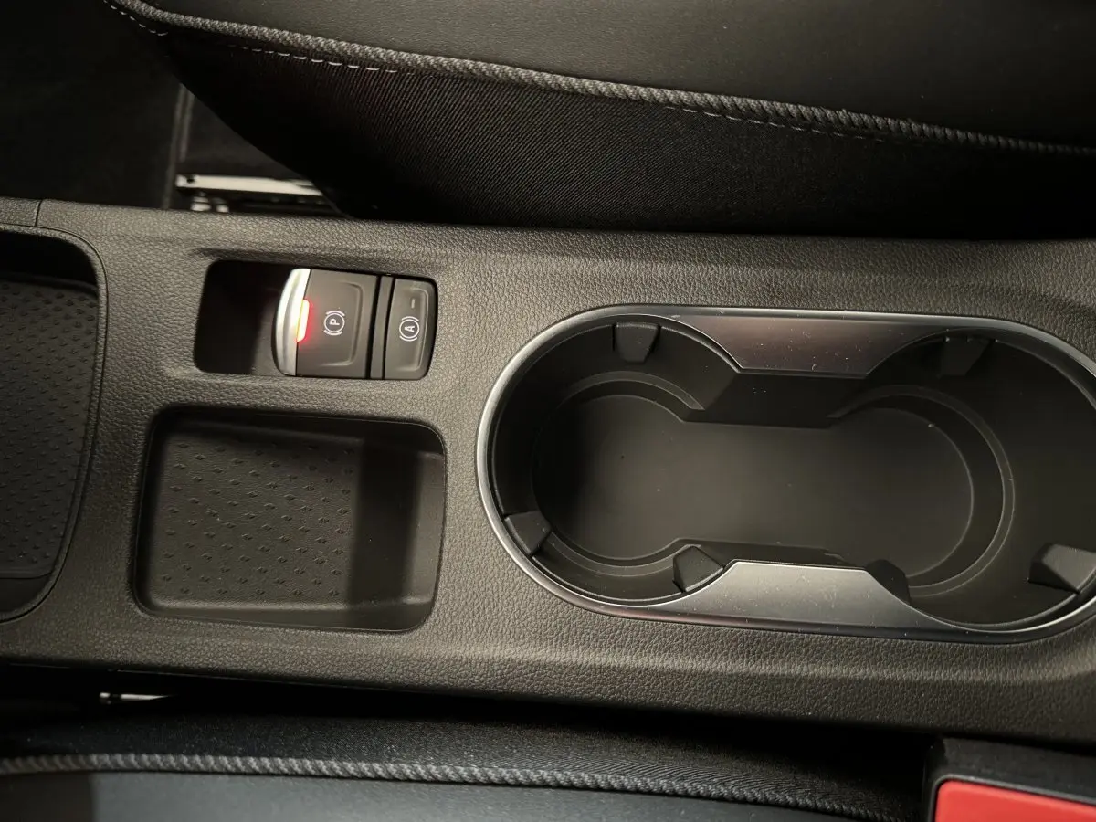 Gros plan sur la console centrale noire du Renault Captur Esprit Alpine E-Tech 2025 avec frein à main électrique activé.