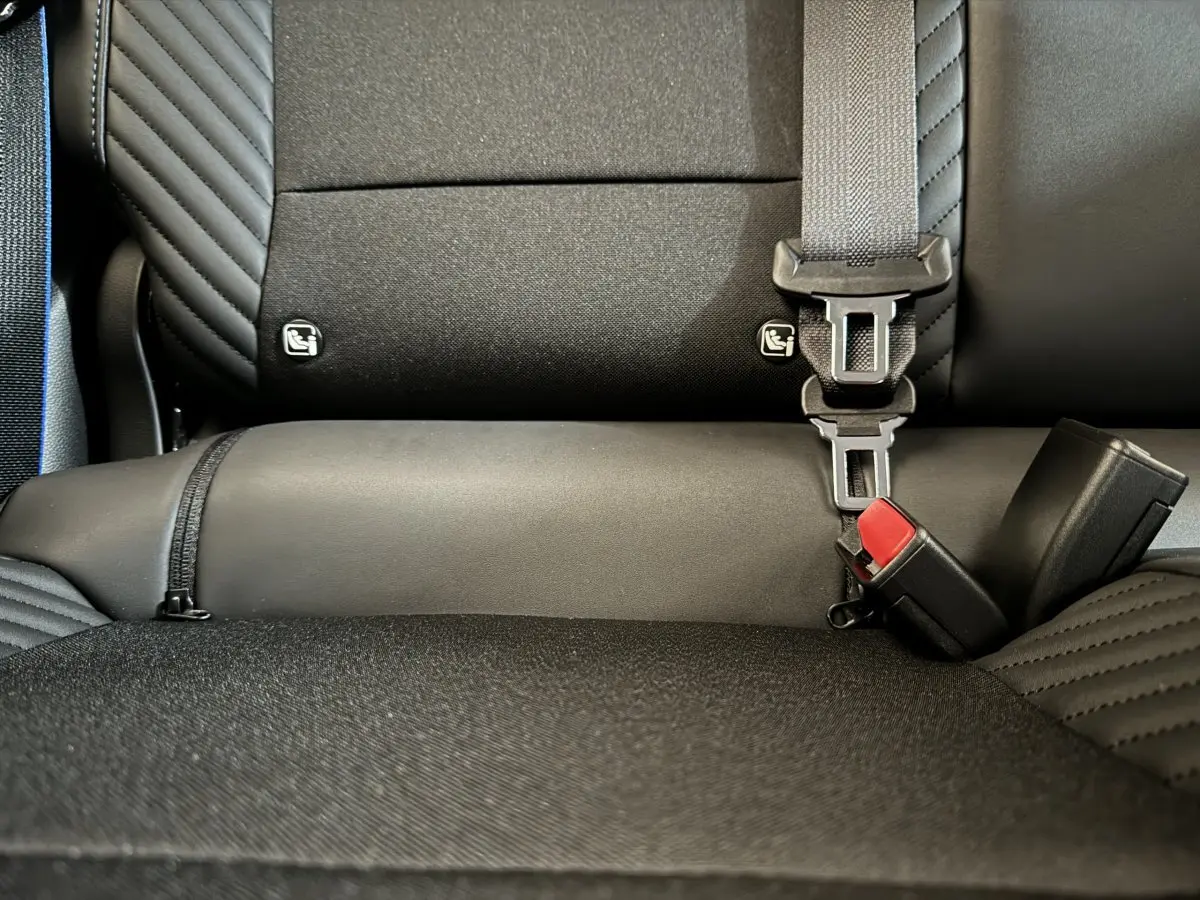 Gros plan sur la banquette arrière noire du Renault Captur esprit Alpine E-Tech, montrant les ceintures et fixations Isofix.