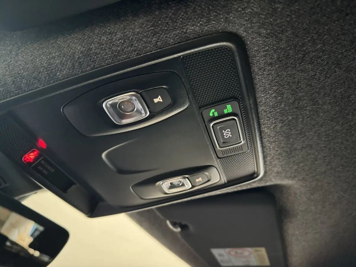 Vue en gros plan du plafonnier noir avec boutons d’éclairage et alerte SOS du Renault Captur blanc esprit Alpine E-Tech 2025.