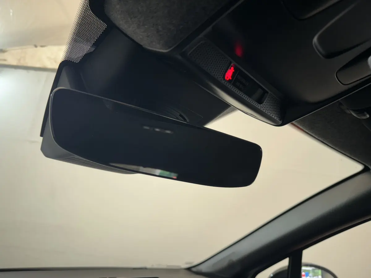 Rétroviseur intérieur noir avec affichage digital et témoin de ceinture dans un Renault Captur blanc esprit Alpine E-Tech.