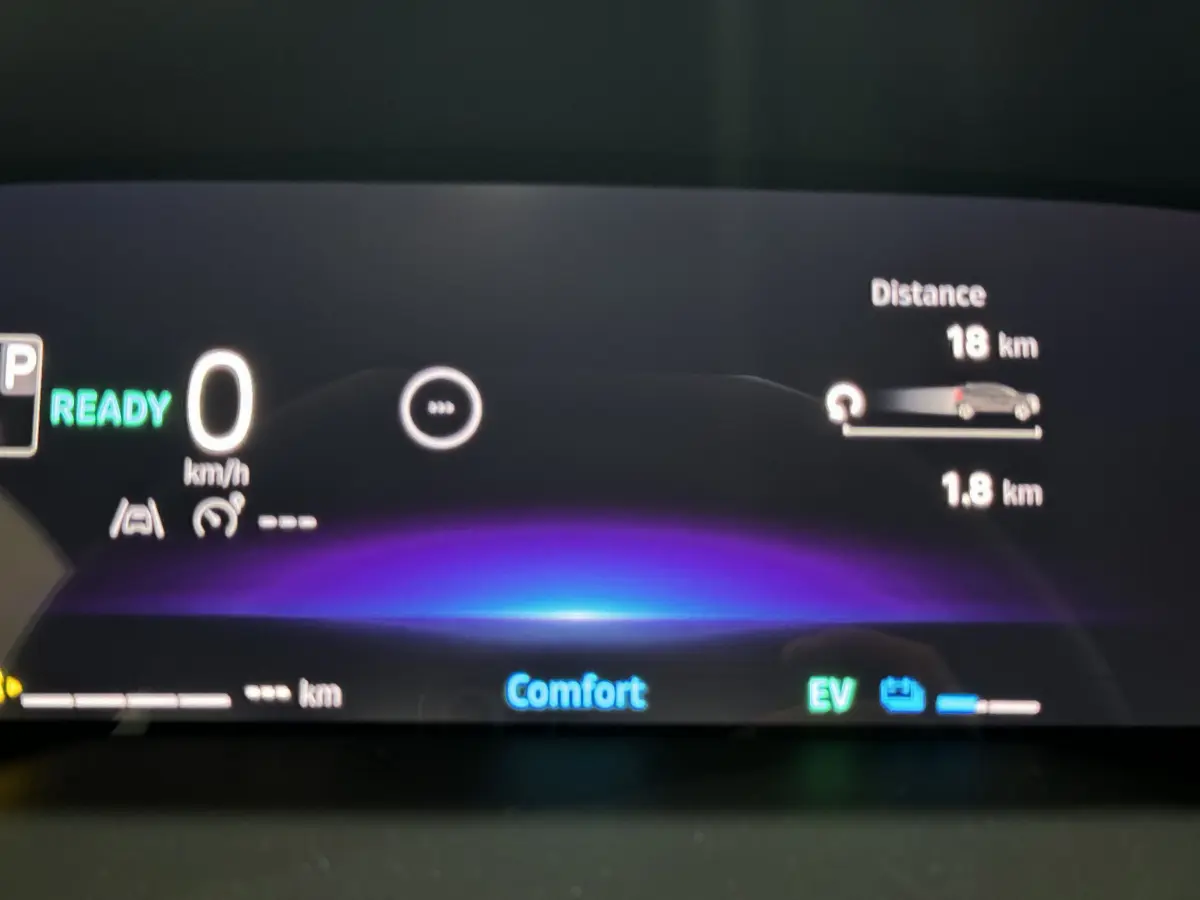 Affichage numérique du combiné d'instruments du Renault Captur blanc, mode confort et autonomie électrique visible.