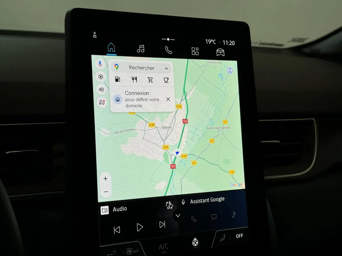 Écran tactile central affichant la navigation Google Maps dans l'habitacle du Renault Captur blanc esprit Alpine E-Tech 2025.