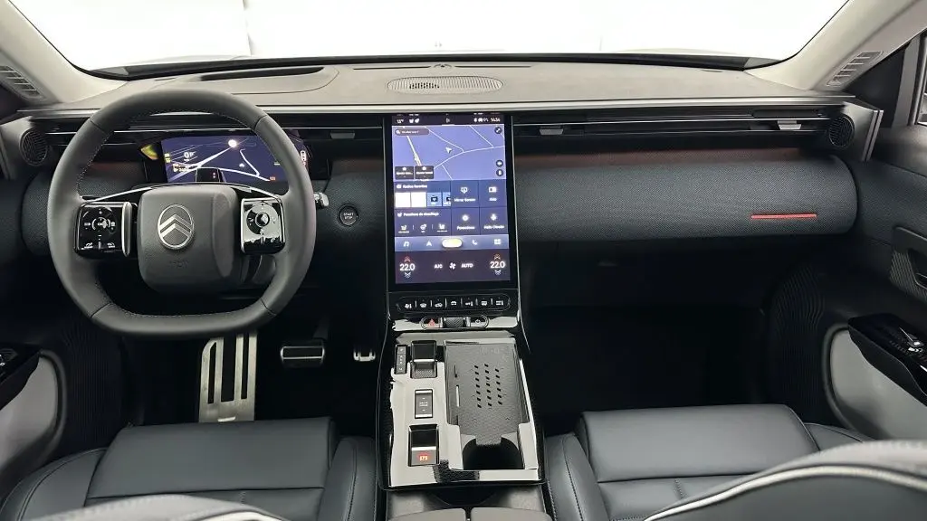 Vue intérieure frontale du Citroën C5 Aircross hybride 2026, tableau de bord gris platinium avec écran tactile vertical et volant multifonction.