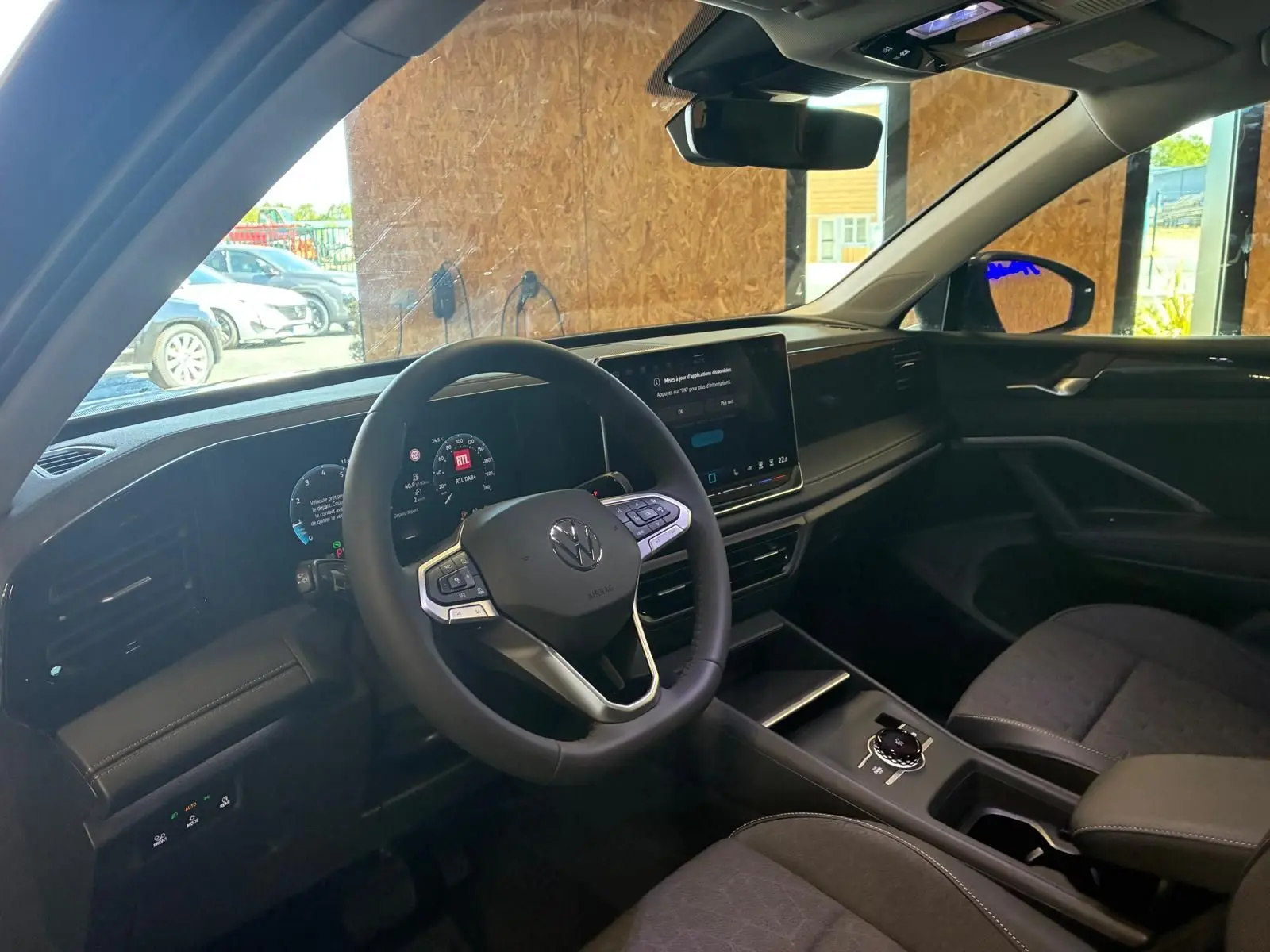 Vue intérieure côté conducteur du Volkswagen Tiguan 1.5 TSI 130 DSG Life 30 Years, avec tableau de bord numérique et écran central tactile.