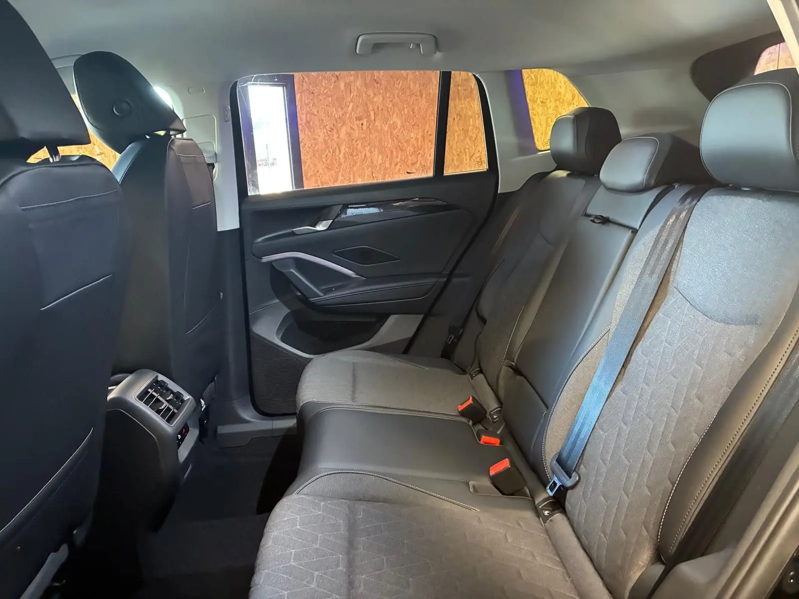Vue intérieure côté droit des sièges arrière en tissu et cuir noir du Volkswagen Tiguan 1.5 TSI 130 DSG LIFE 30 YEARS 2026.