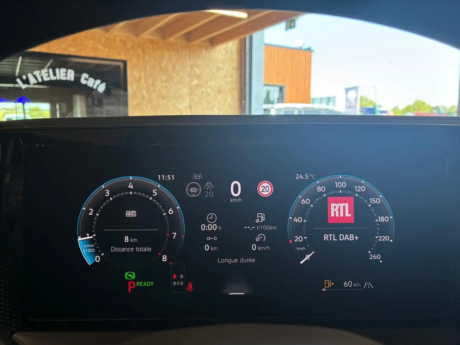 Affichage numérique du tableau de bord du Volkswagen Tiguan noir, vue frontale centrée sur les compteurs et indicateurs.