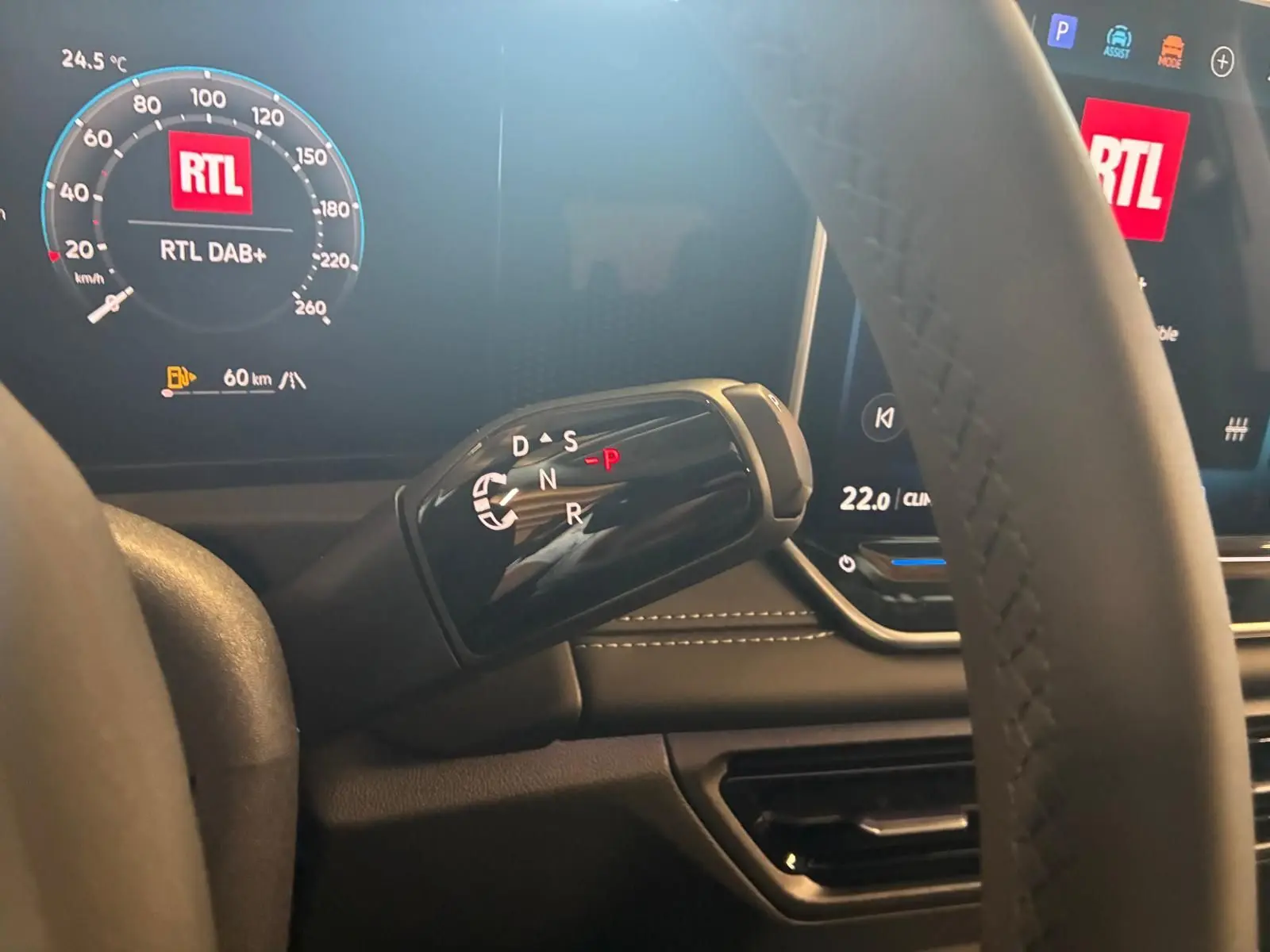 Gros plan sur le levier de boîte automatique noir dans l’habitacle du Volkswagen Tiguan 2026, avec tableau de bord digital affichant RTL.