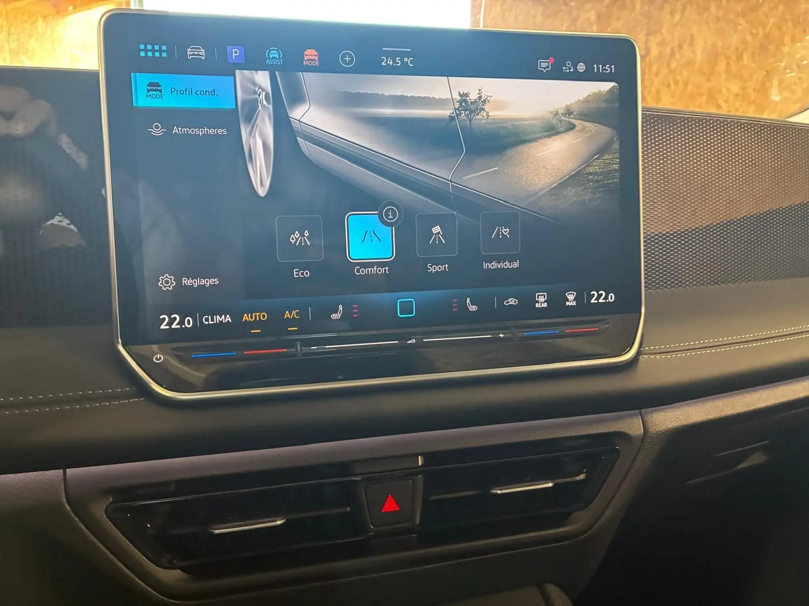 Écran tactile central du Volkswagen Tiguan 1.5 TSI 130 DSG Life 30 Years avec interface de modes de conduite et climatisation.