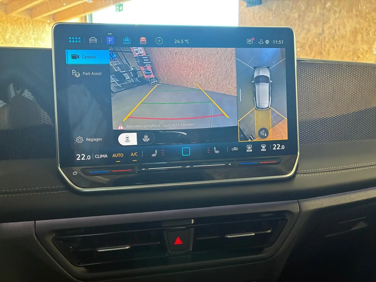Écran tactile intérieur du Volkswagen Tiguan 1.5 TSI 130 DSG Life 30 Years affichant la caméra de recul et l'assistance au stationnement.