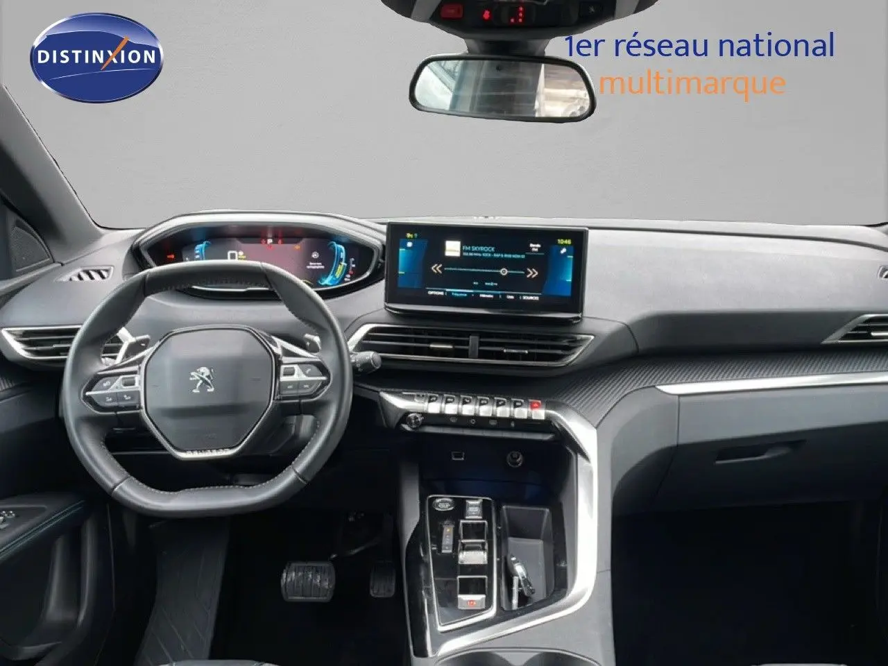 Intérieur Peugeot 3008 2024 hybride rechargeable, vue frontale du tableau de bord avec écran tactile et volant compact noir.