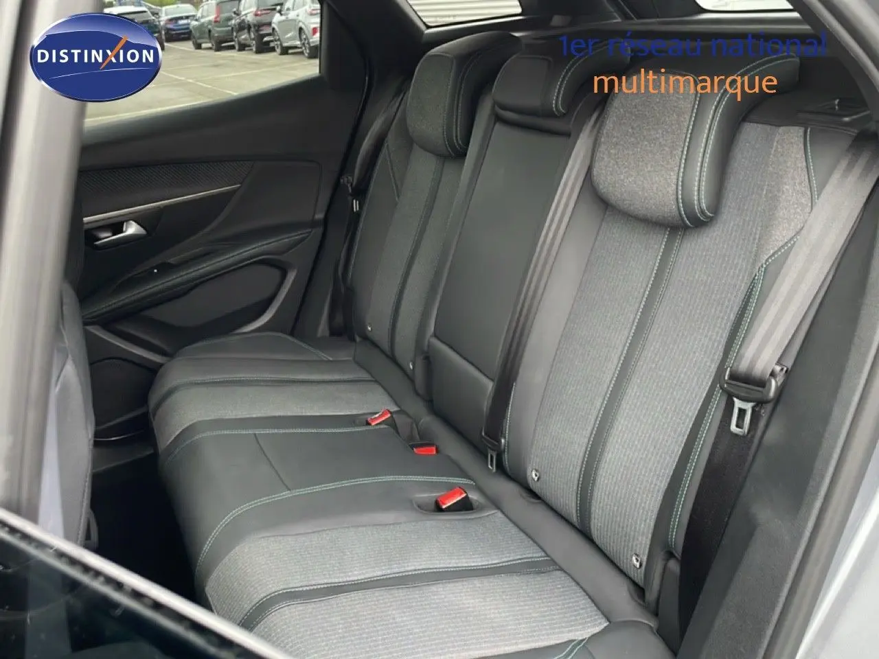 Vue intérieure côté gauche des sièges arrière en tissu et cuir noir du Peugeot 3008 gris Artense 2024 hybride rechargeable.
