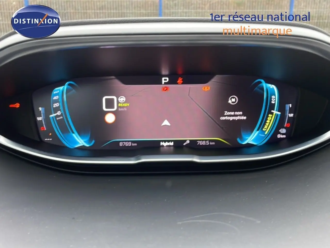 Vue rapprochée du tableau de bord numérique du Peugeot 3008 hybride rechargeable 2024 avec affichage moderne et lumineux.