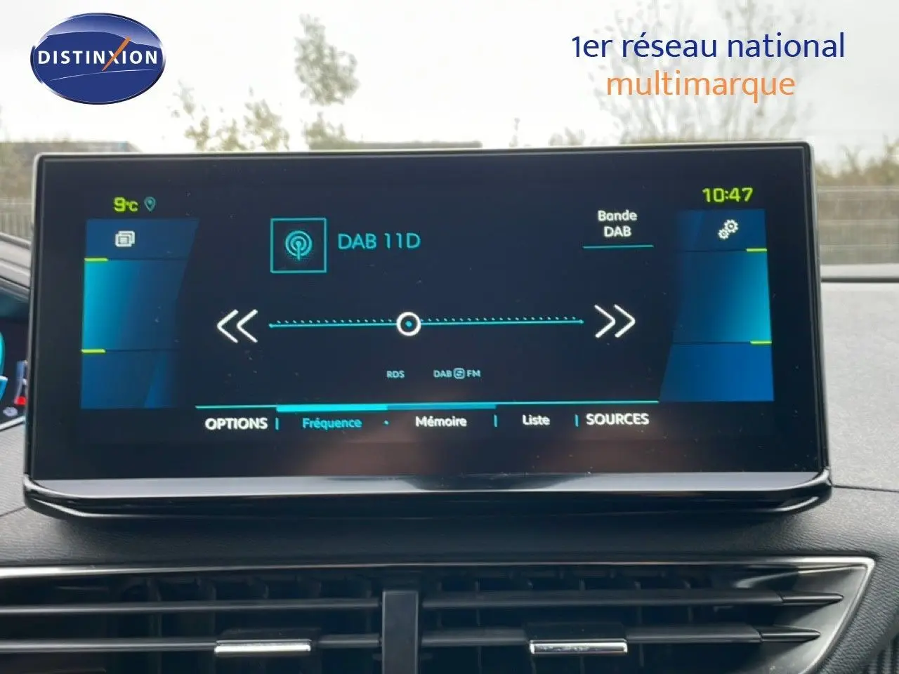 Écran tactile central du Peugeot 3008 2024 affichant la radio DAB, intérieur noir visible en arrière-plan.