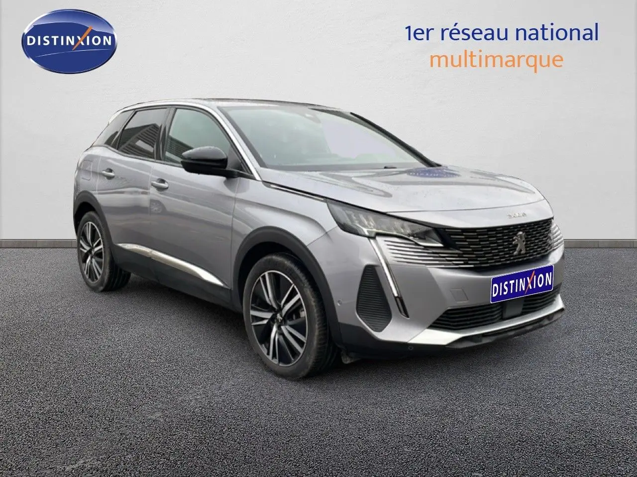Peugeot 3008 hybride gris Artense métal en 3/4 avant droit, avec jantes alliage et calandre noire distinctive.