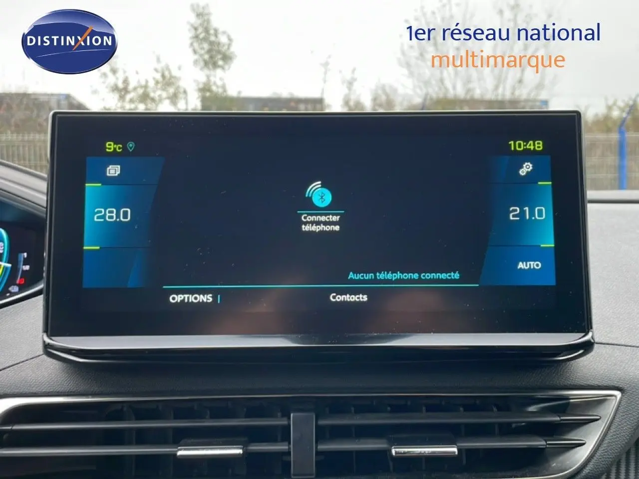 Écran tactile central du Peugeot 3008 gris Artense, affichant la connexion Bluetooth et la climatisation réglée à 28°C et 21°C.