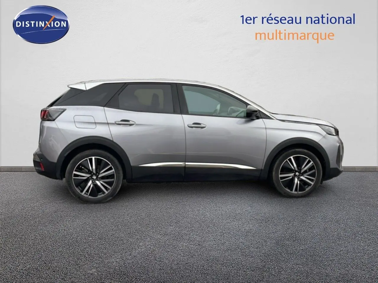 Vue latérale droite d'un Peugeot 3008 gris Artense métal, hybride rechargeable, avec jantes alliage noires et argentées.