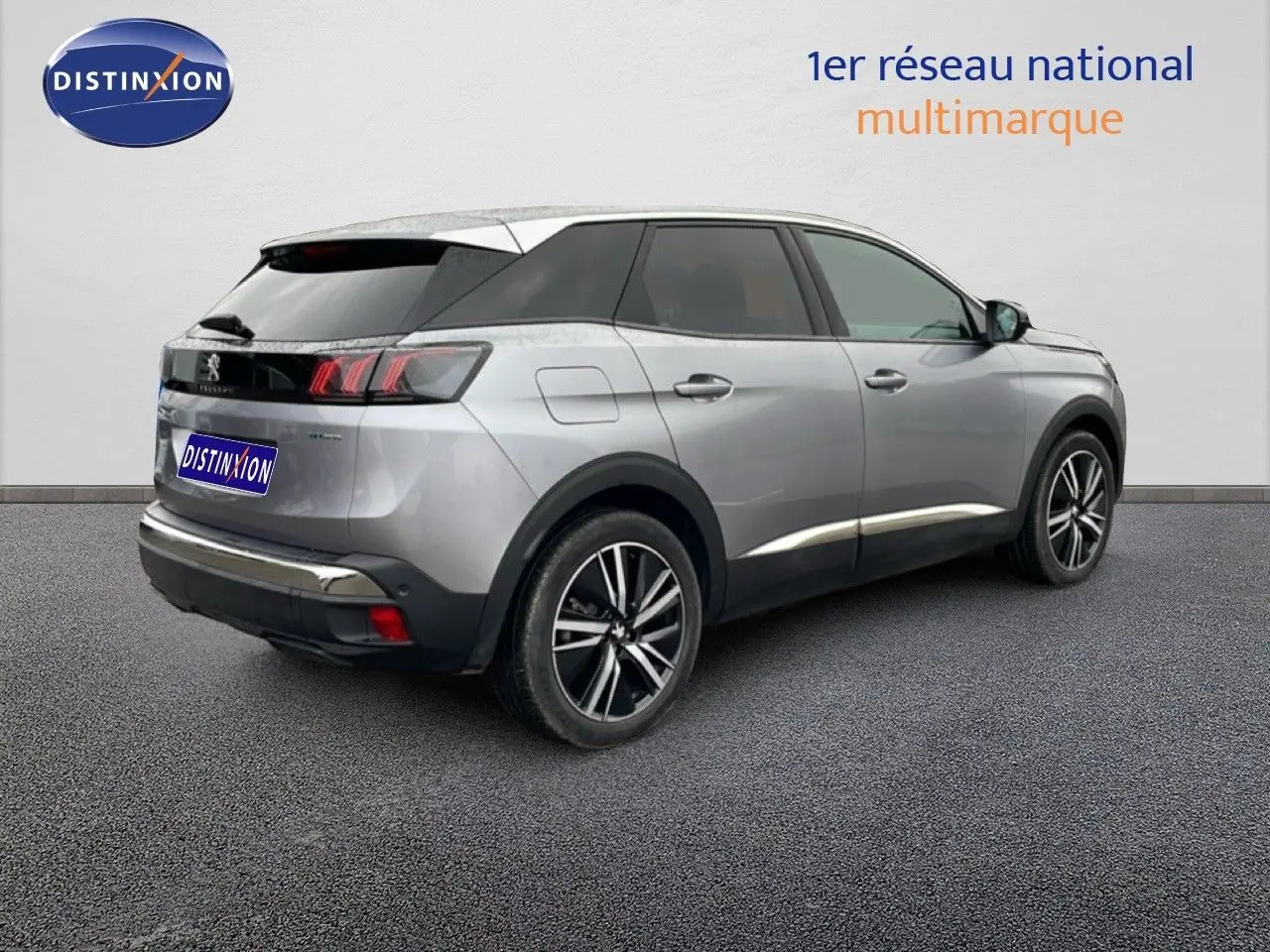 Peugeot 3008 hybride rechargeable gris Artense métal, vue 3/4 arrière côté droit avec jantes alliage bicolores.