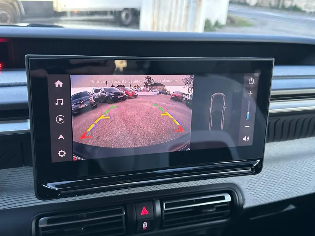 Écran central de la Citroën C3 Turbo 100 ch noir montrant la caméra de recul avec lignes de guidage colorées.