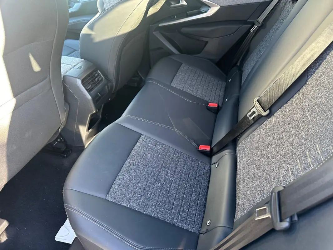 Vue intérieure côté droit des sièges arrière gris et noir du Peugeot 3008 Hybrid 145 e-DCS6 Allure 2025.